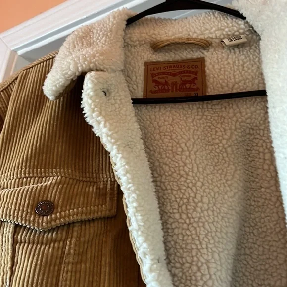 OPEN TO OFFERS Levi's Women's Tan Corduroy Jacket with Sherpa Lining SIZE XL - Picture 4 of 4